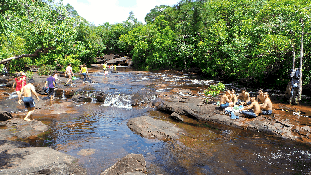 pic nic tai suoi da ban phu quoc